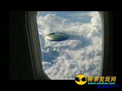 飞机遇到UFO拦截:紧急降落海面