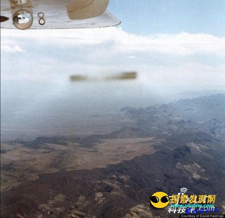 飞机遇到UFO拦截:紧急降落海面