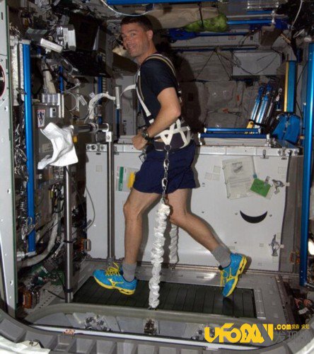 宇宙空间站长期生活实验