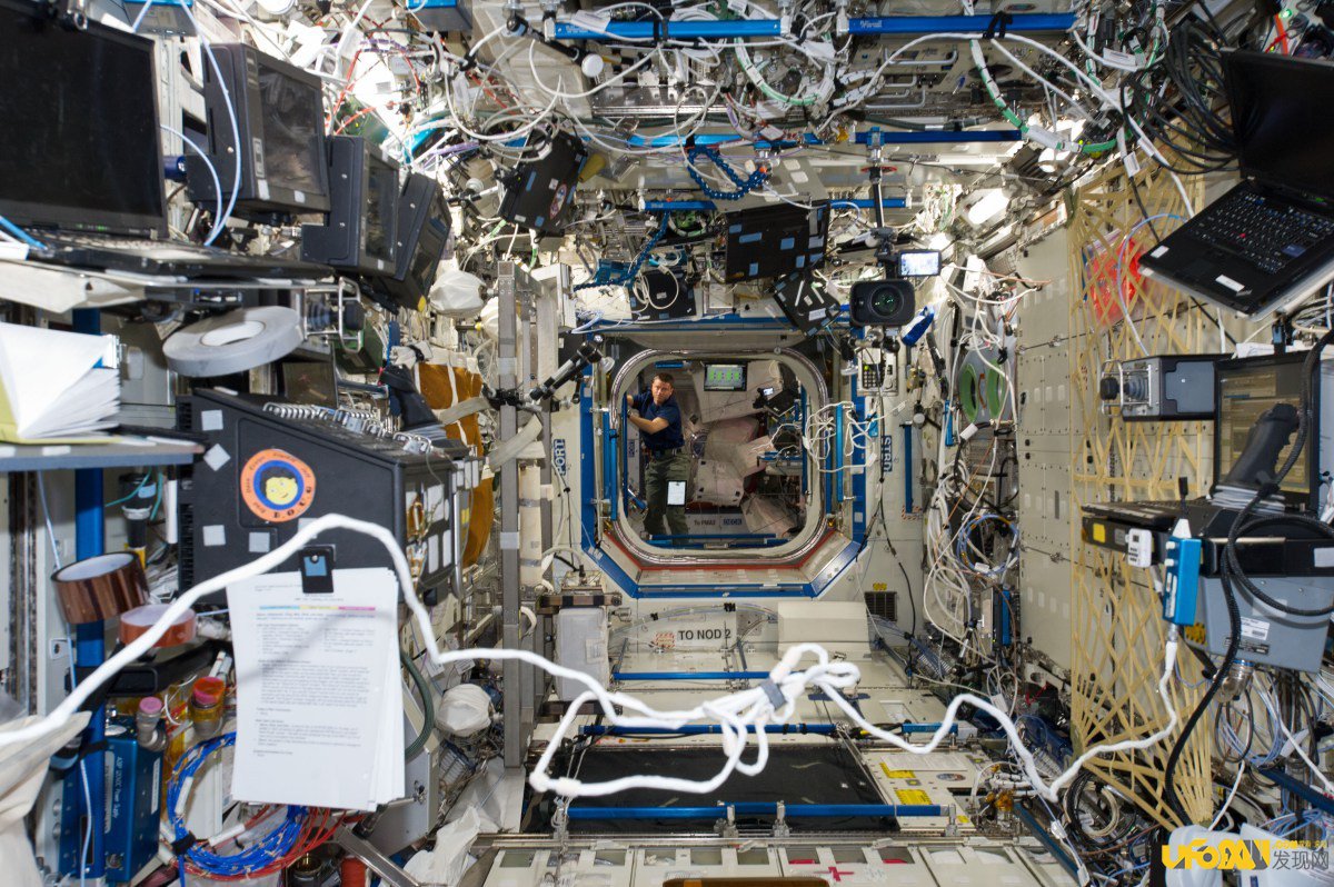 宇宙空间站长期生活实验