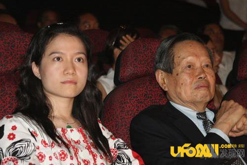 82岁老人娶28岁娇妻:翁帆为什么嫁给杨振宁真相令人吃惊