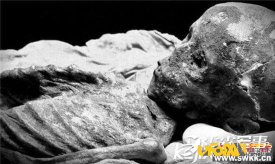 世界惊人秘密:埃及金字塔发现外星人木乃伊