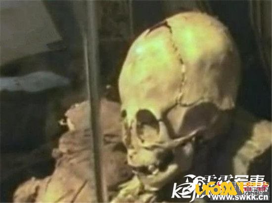 世界惊人秘密:埃及金字塔发现外星人木乃伊