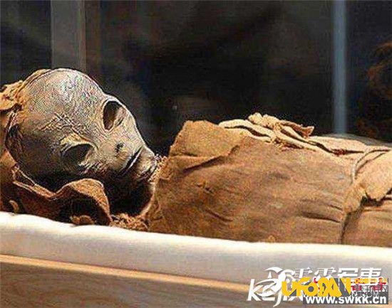 世界惊人秘密:埃及金字塔发现外星人木乃伊