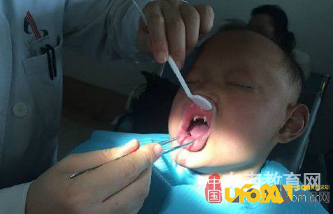 恐怖!美国少年患神秘怪病 眼睛一天流三次鲜血