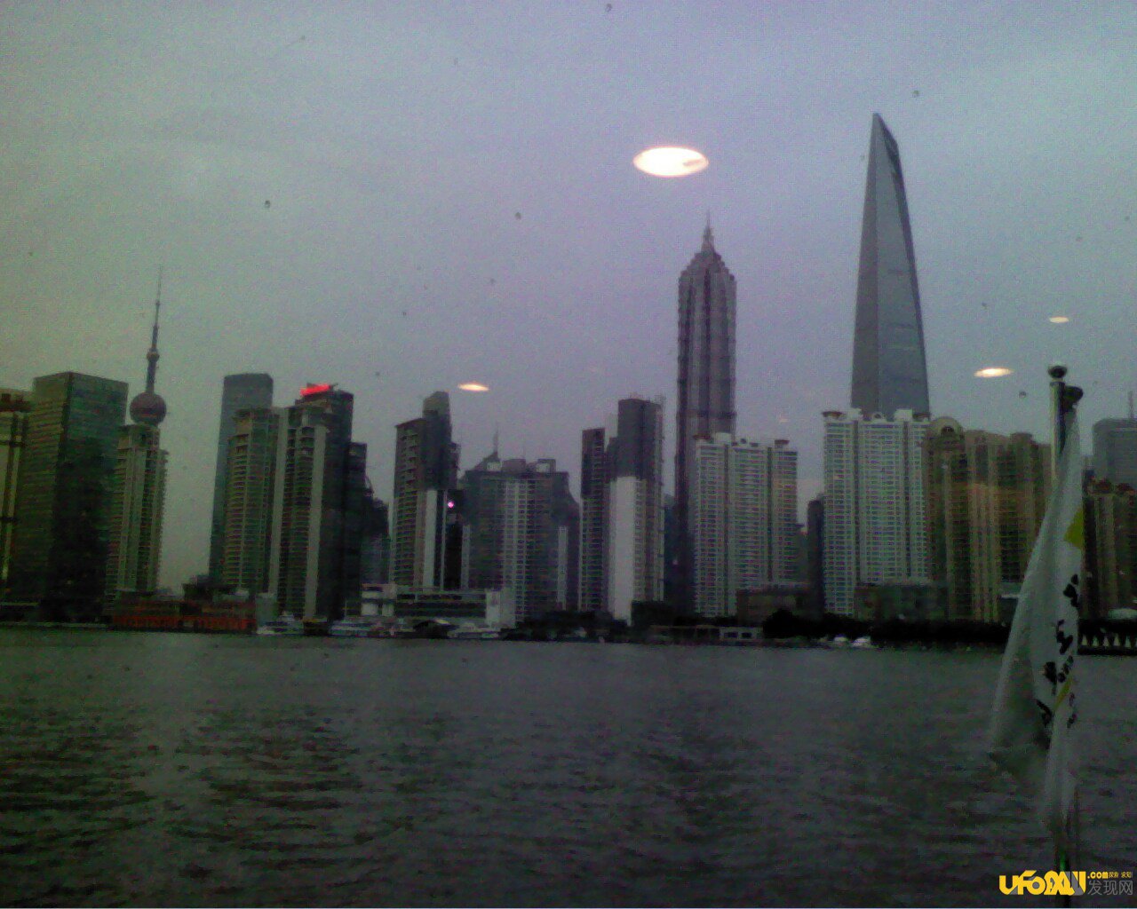 上海虹口杨浦夜空惊现2个V字形UFO
