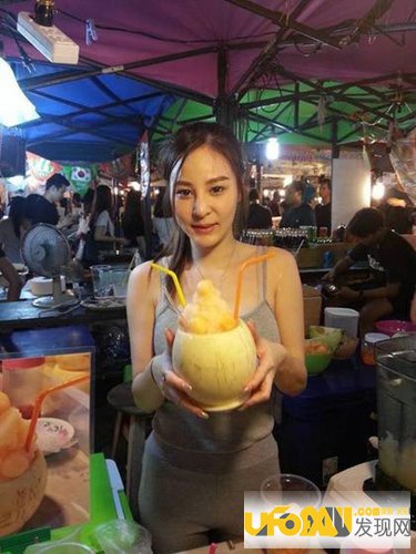 夜市美女老板被赞果汁西施。