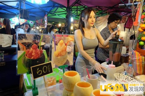夜市美女老板被赞果汁西施。