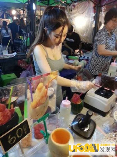 夜市美女老板被赞果汁西施。