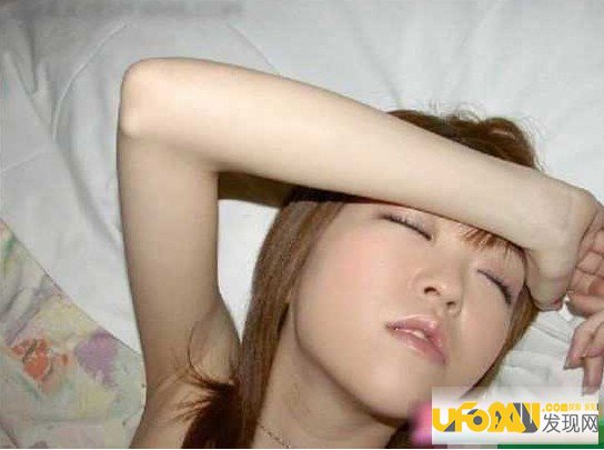 女性自慰姿势资料图