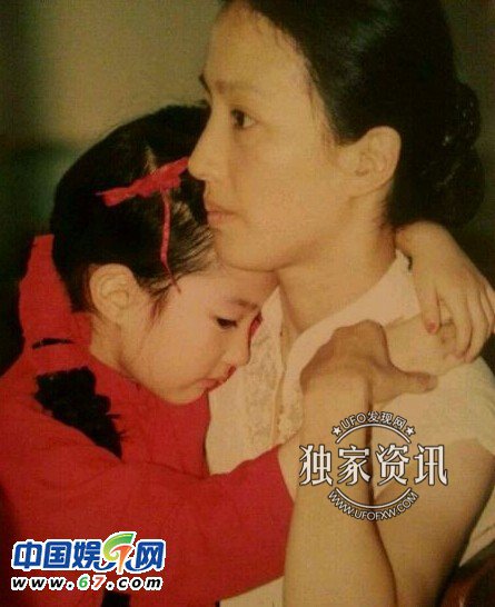 刘亦菲小时候搂着妈妈合影