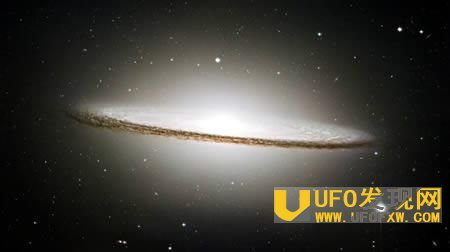 宇宙超级黑洞就隐藏在宇宙尘埃中