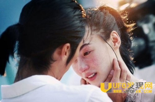 谢霆锋离婚后护着柏芝