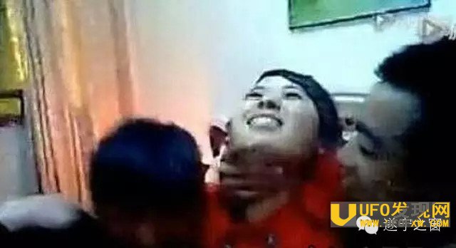 农村闹洞房尴尬一幕 新娘遭轮番舌吻