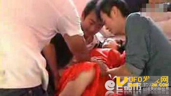 农村闹洞房尴尬一幕 新娘遭轮番舌吻