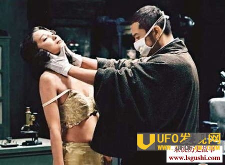 女生憋尿男生揉她小腹