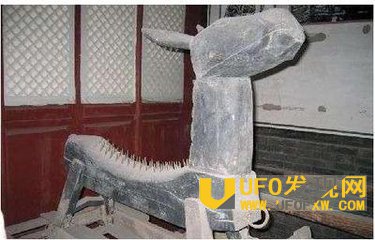 女孩坐三角木马为啥疼