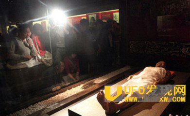 千年女尸复活走出古墓