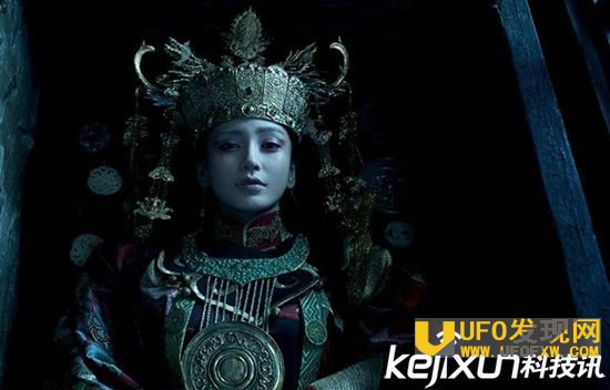 千年女尸复活走出古墓