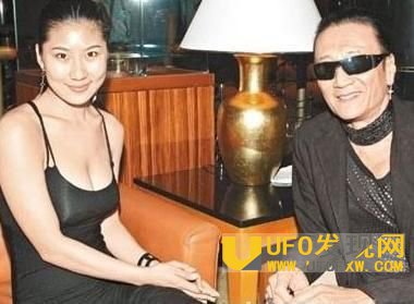 谢贤为什么总戴眼镜