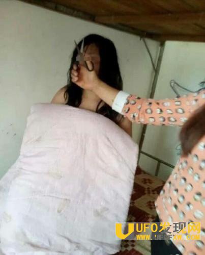 校花憋尿被男生摁小腹