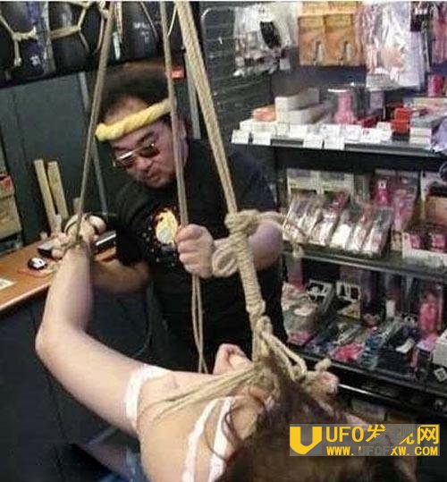 校花憋尿被男生摁小腹