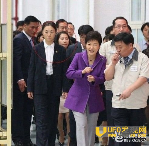 朴槿惠被弹骇资料图
