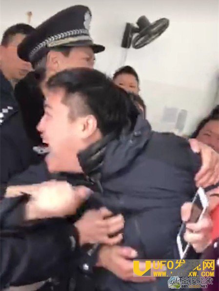 家属情绪十分激动