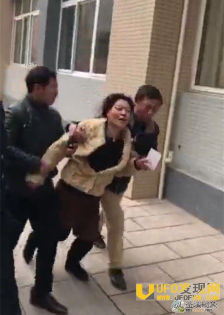 家属几度晕厥