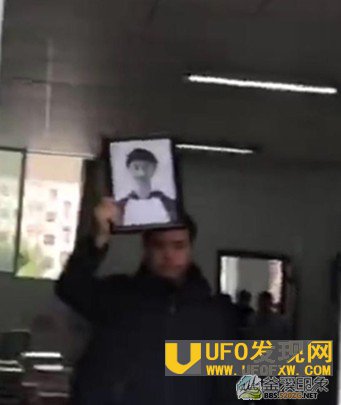 家属在教室里高举着死者的照片