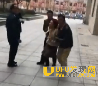 疑似跳楼学生家长情绪激动