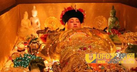 慈禧太后遗体出土时的景象