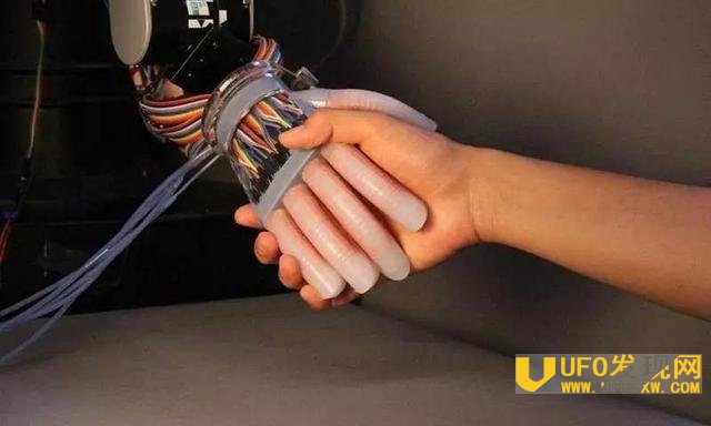 科学家造出具备视觉仿生手 能“看到”前方物体