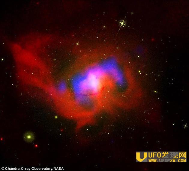 天文学家在椭圆星系NGC 4696的中央发现了一处超大质量黑洞。该星系坐落在人马座星团中心,距地球约1.45亿光年。
