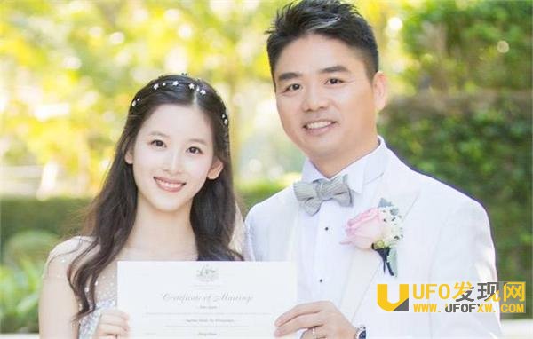 奶茶妹妹章泽天晒合照秀恩爱 刘强东一旁低头玩手机