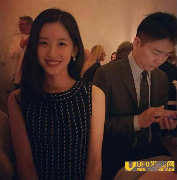 奶茶妹妹章泽天晒合照秀恩爱 刘强东一旁低头玩手机