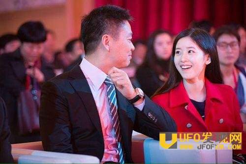 奶茶妹妹章泽天晒合照秀恩爱 刘强东一旁低头玩手机