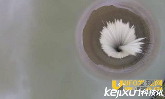 巨型黑洞在美国加州胡泊现身:久旱后终降暴雨