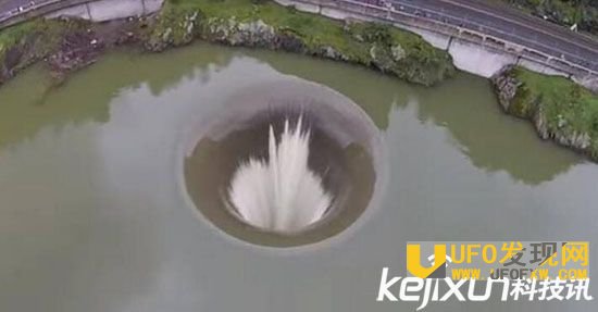 巨型黑洞在美国加州胡泊现身:久旱后终降暴雨