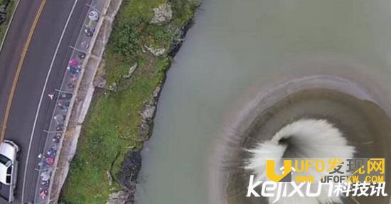 巨型黑洞在美国加州胡泊现身:久旱后终降暴雨
