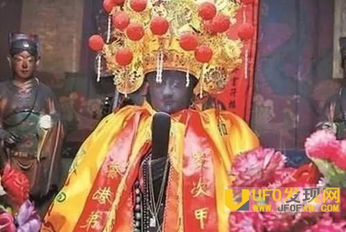 老和尚坐缸3年 开缸后震惊全场