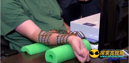 瘫痪男子通过“念力”握拳拿汤匙